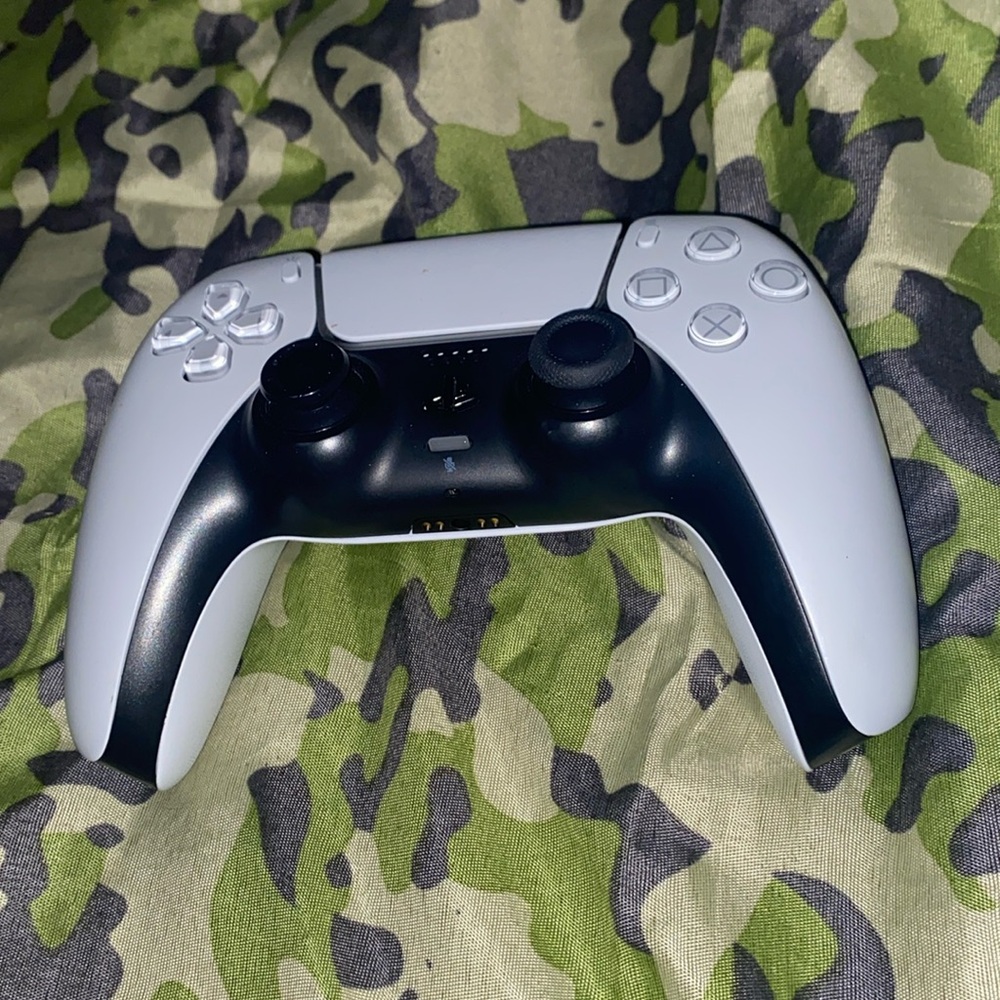 It has joystick it be moving but like you could fix it